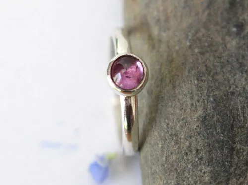 Glycine, bague fleur en argent et alexandrite mauve