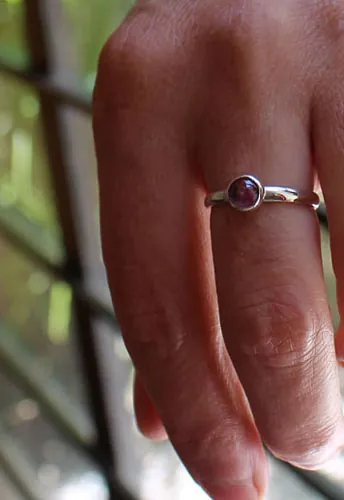 Glycine, bague fleur en argent et alexandrite mauve