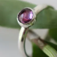 Glycine, bague fleur en argent et alexandrite mauve