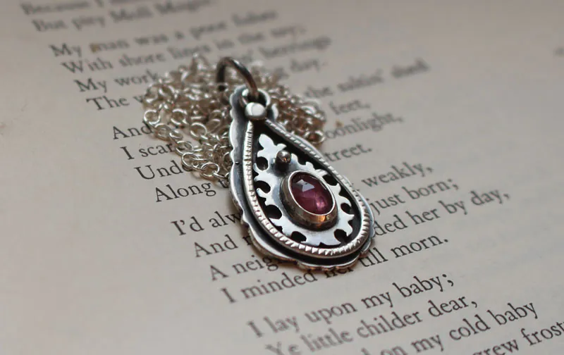 Goutte de cachemire, collier paisley en argent et saphir rose
