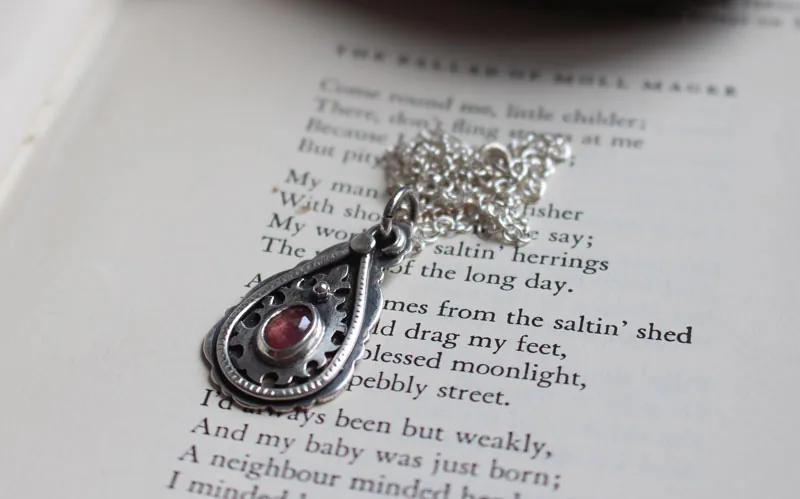 Goutte de cachemire, collier paisley en argent et saphir rose