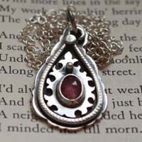 Goutte de cachemire, collier paisley en argent et saphir rose