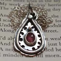 Goutte de cachemire, collier paisley en argent et saphir rose