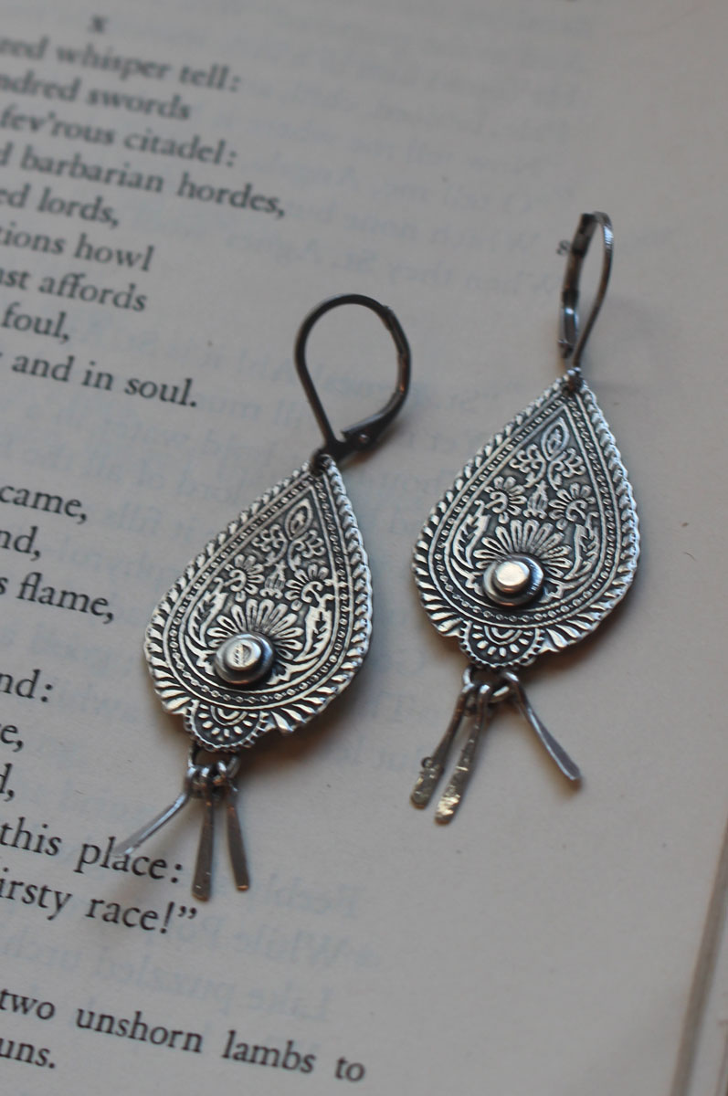 Gouttes de l’orient, boucles d’oreilles flamme de paisley en argent