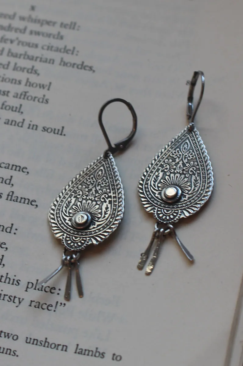 Gouttes de l’orient, boucles d’oreilles flamme de paisley en argent