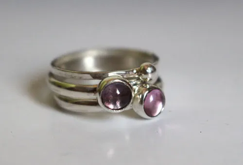 Grappe de glycine, bague empilable en argent, alexandrite et saphir rose