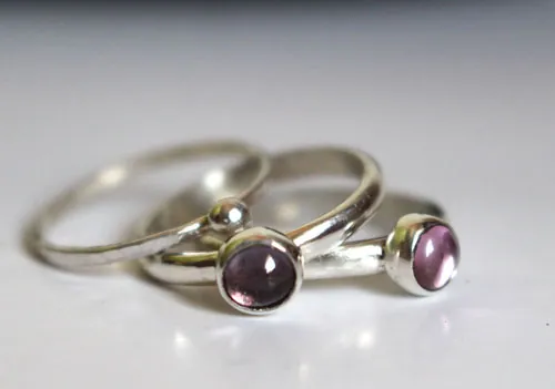 Grappe de glycine, bague empilable en argent, alexandrite et saphir rose