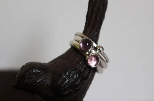 Grappe de glycine, bague empilable en argent, alexandrite et saphir rose