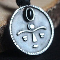 Gaia, collier masque africain tribal en argent et onyx