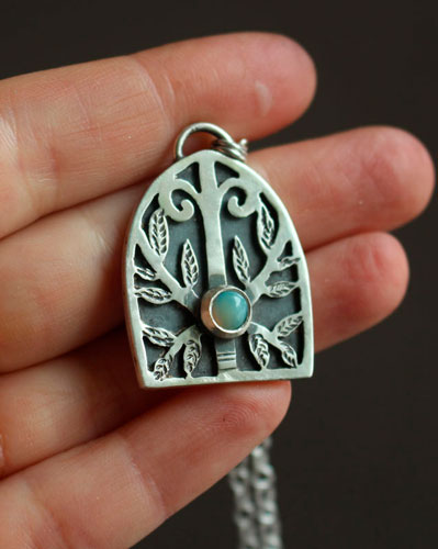Gardien de la forêt, collier porte gothique en argent et opale