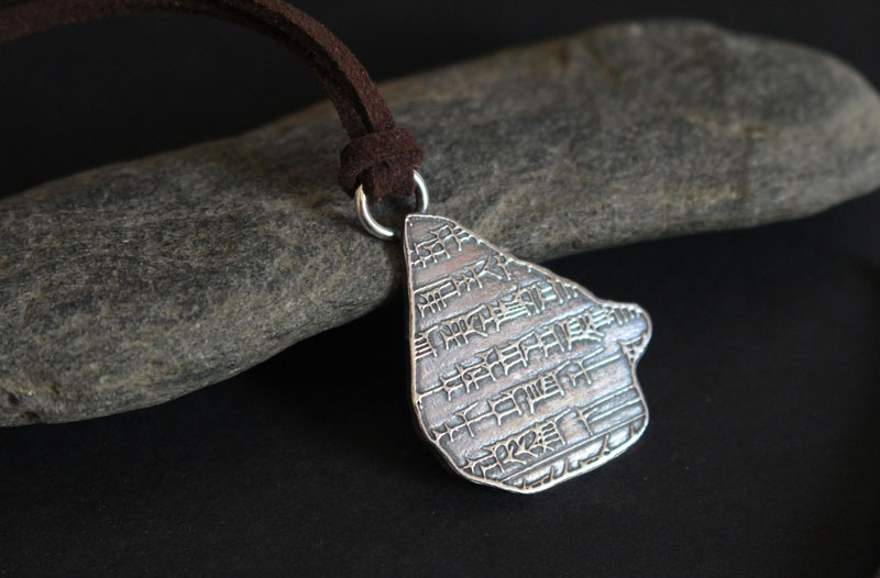 Gilgamesh, collier tablette cunéiforme mésopotamienne en argent