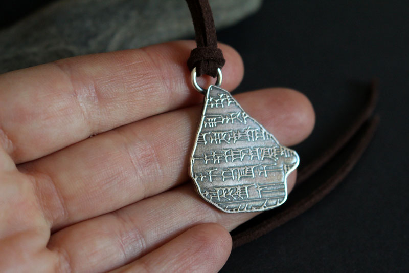 Gilgamesh, collier tablette cunéiforme mésopotamienne en argent