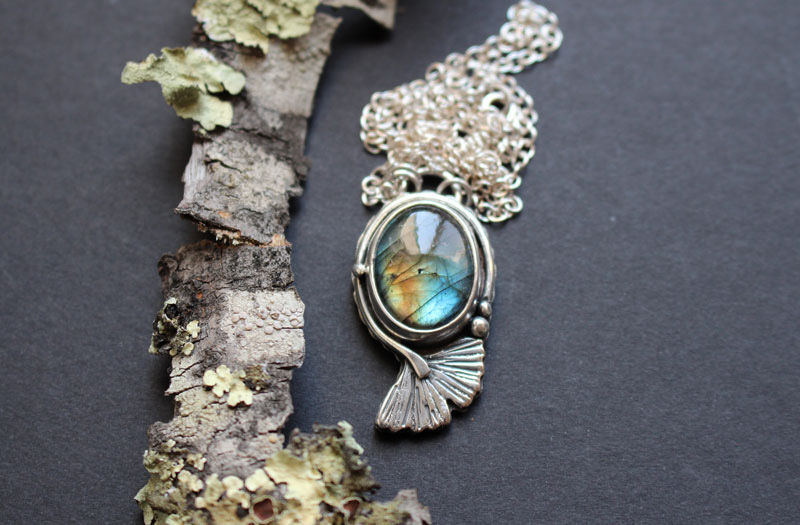 Ginkgo bleu, collier feuille du ciel en argent et labradorite