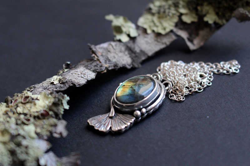 Ginkgo bleu, collier feuille du ciel en argent et labradorite