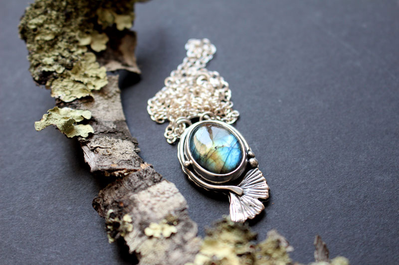 Ginkgo bleu, collier feuille du ciel en argent et labradorite