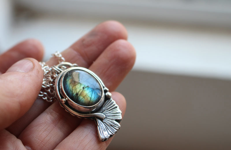 Ginkgo bleu, collier feuille du ciel en argent et labradorite