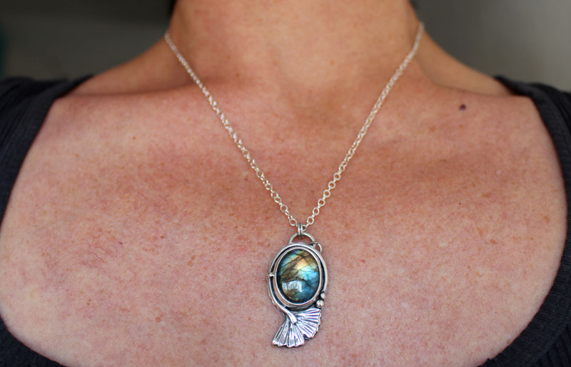 Ginkgo bleu, collier feuille du ciel en argent et labradorite