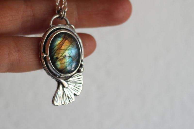 Ginkgo bleu, collier feuille du ciel en argent et labradorite