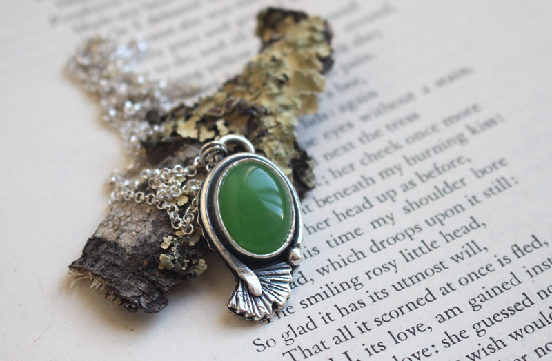 Ginkgo vert, collier feuille en argent et agate verte