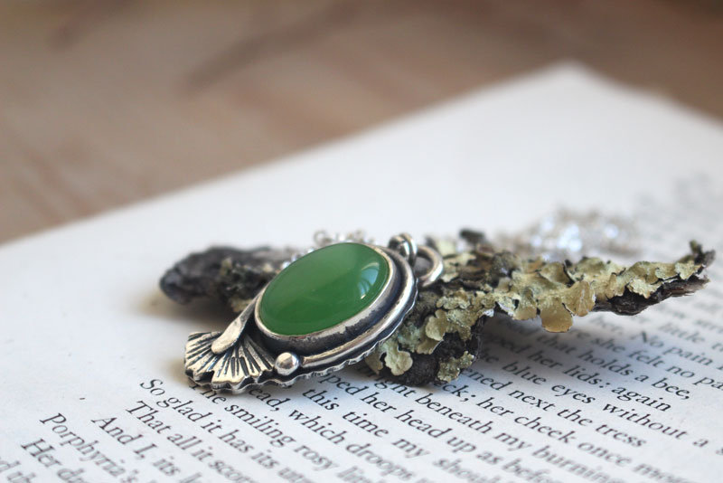 Ginkgo vert, collier feuille en argent et agate verte