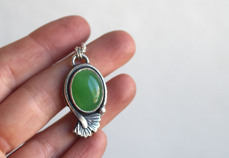 Ginkgo vert, collier feuille en argent et agate verte