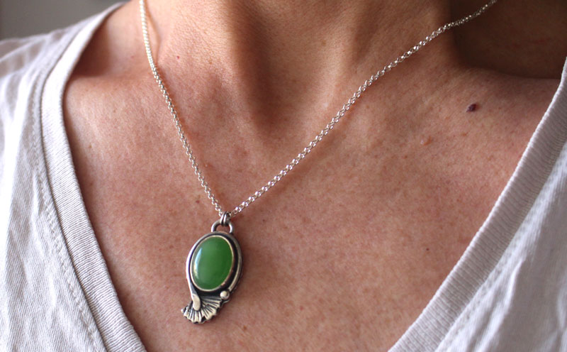Ginkgo vert, collier feuille en argent et agate verte