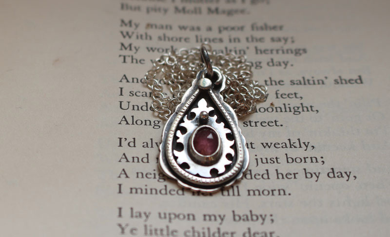 Goutte de cachemire, collier paisley en argent et saphir rose