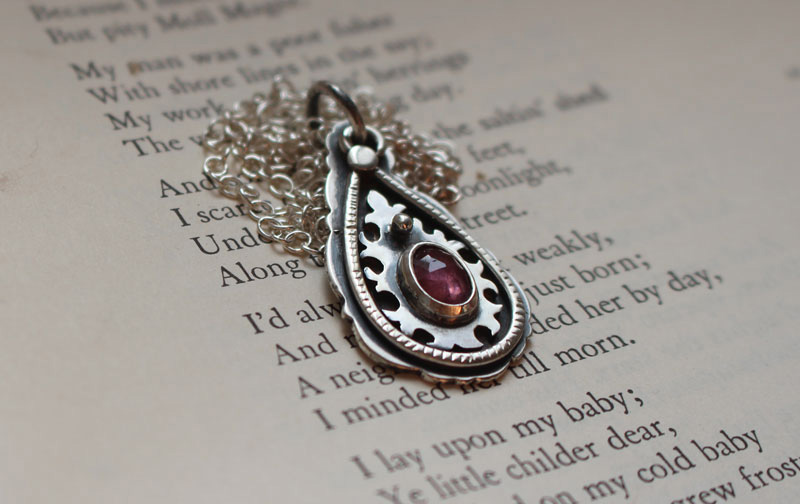 Goutte de cachemire, collier paisley en argent et saphir rose
