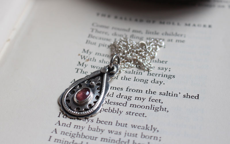 Goutte de cachemire, collier paisley en argent et saphir rose