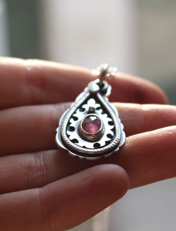 Goutte de cachemire, collier paisley en argent et saphir rose