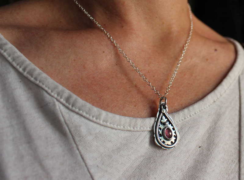 Goutte de cachemire, collier paisley en argent et saphir rose