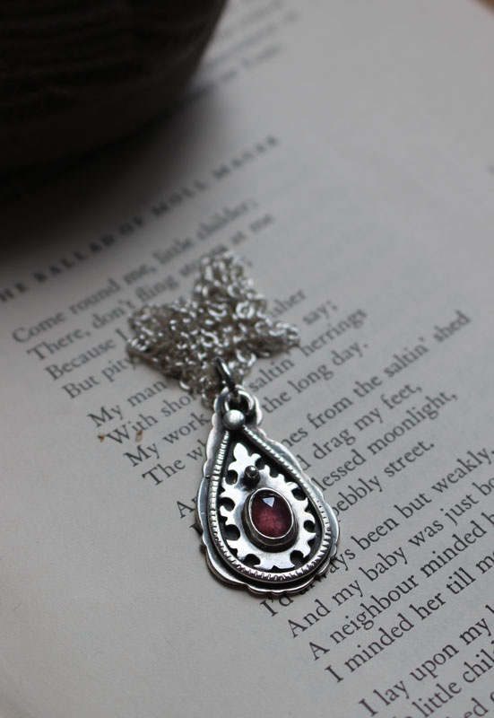 Goutte de cachemire, collier paisley en argent et saphir rose