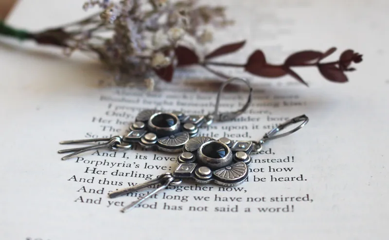 Hana noire, boucles d’oreilles fleur japonaise en argent et onyx noir