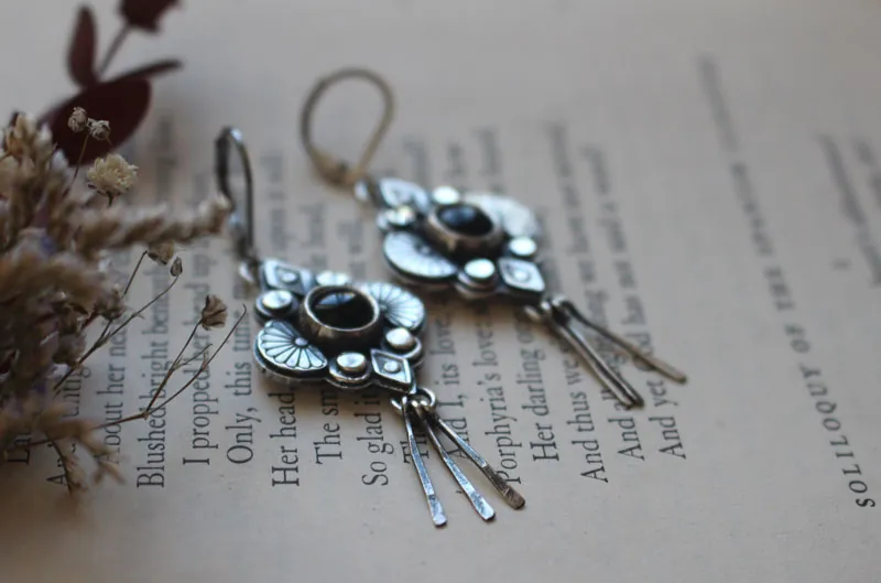 Hana noire, boucles d’oreilles fleur japonaise en argent et onyx noir