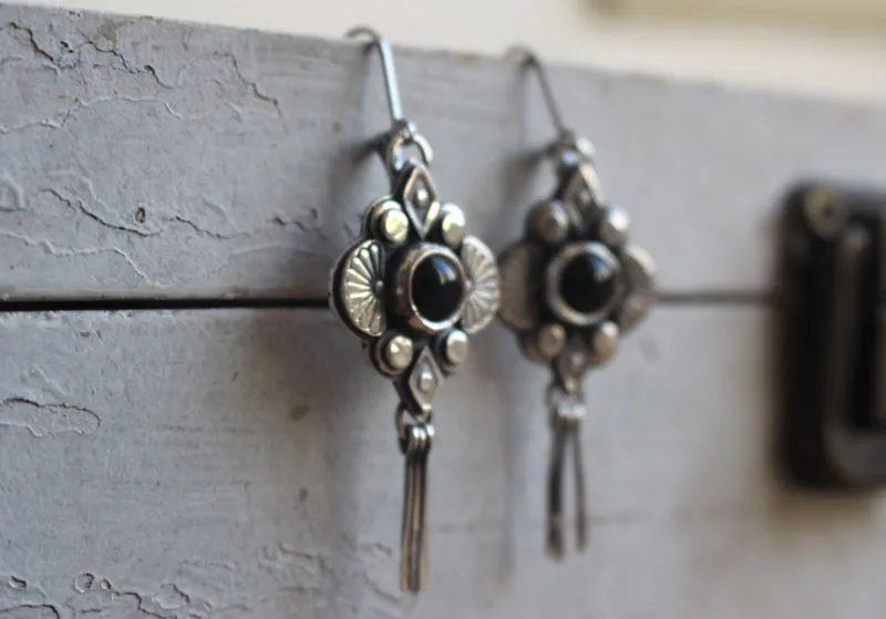 Hana noire, boucles d’oreilles fleur japonaise en argent et onyx noir