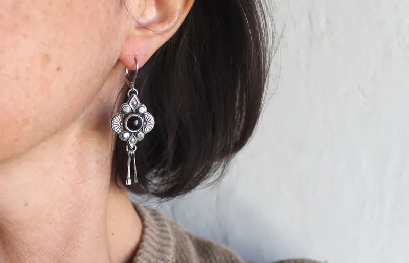 Hana noire, boucles d’oreilles fleur japonaise en argent et onyx noir