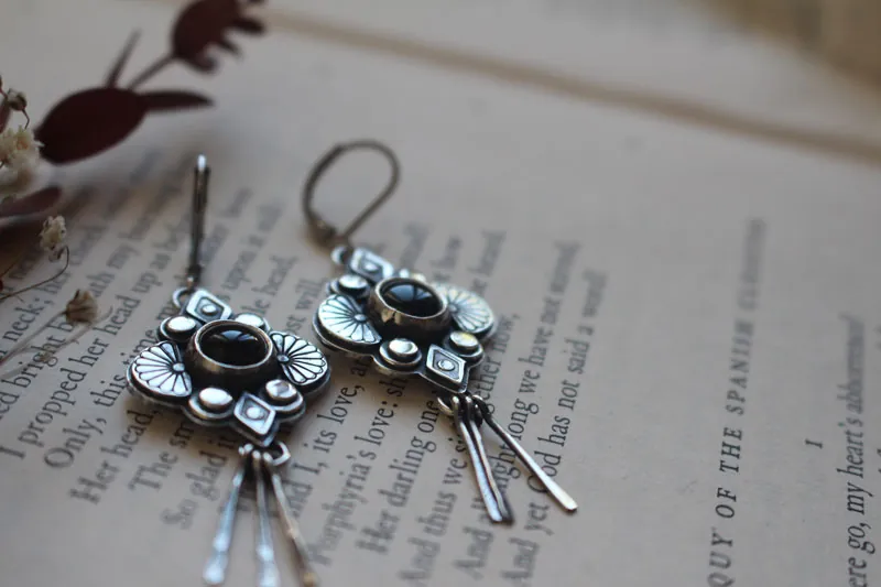 Hana noire, boucles d’oreilles fleur japonaise en argent et onyx noir