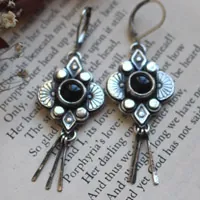 Hana noire, boucles d’oreilles fleur japonaise en argent et onyx noir