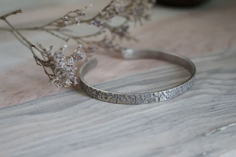 Haru, bracelet branches et fleurs de cerisier japonais en argent