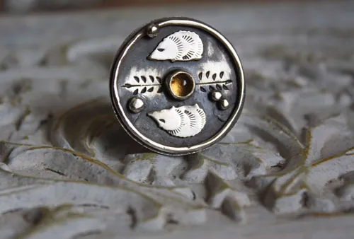 Hérisson d’automne, bague animal totem en argent et citrine