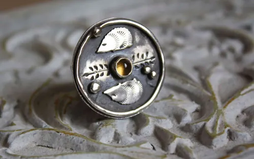 Hérisson d’automne, bague animal totem en argent et citrine