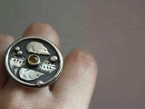Hérisson d’automne, bague animal totem en argent et citrine