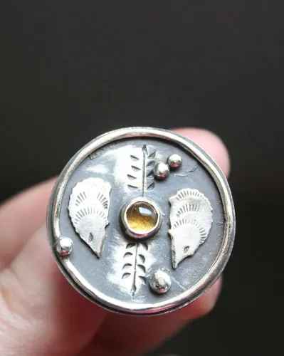 Hérisson d’automne, bague animal totem en argent et citrine