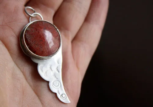 Hiko, pendentif aile japonaise en argent et corail rouge