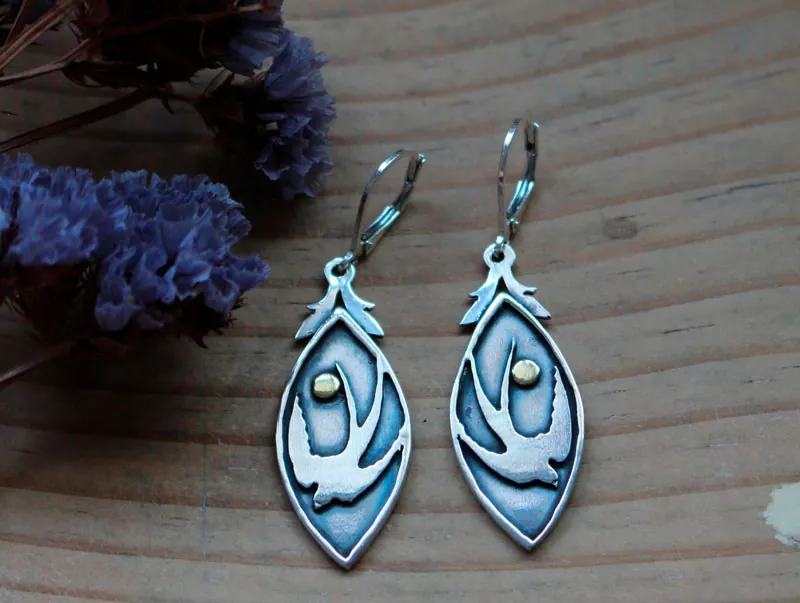 Hirondelle du printemps, boucles d’oreilles oiseau et soleil en argent et laiton