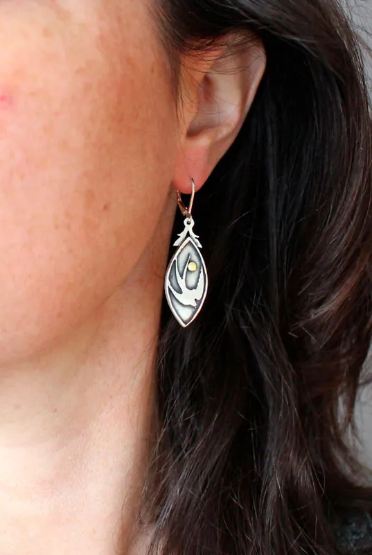 Hirondelle du printemps, boucles d’oreilles oiseau et soleil en argent et laiton