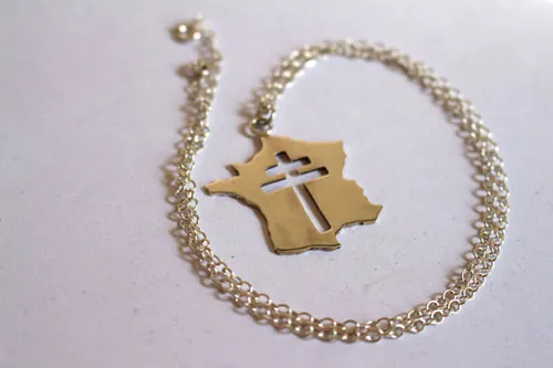 Histoire de France, pendentif carte de France et croix de Lorraine en argent
