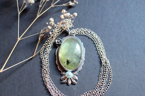 Hortense, collier camée floral baroque en argent, prehnite et amazonite