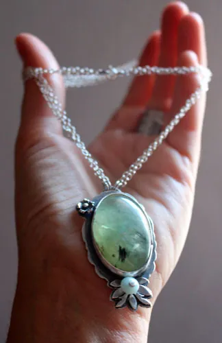 Hortense, collier camée floral baroque en argent, prehnite et amazonite