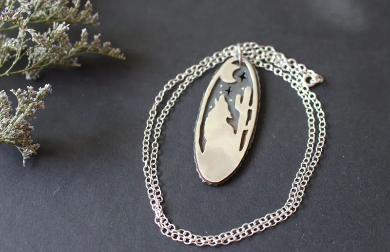 Hurler à la lune, collier coyote du désert en argent